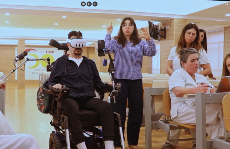 Paciente parapléjico probando la innovacion tecnologica de Dynamics VR