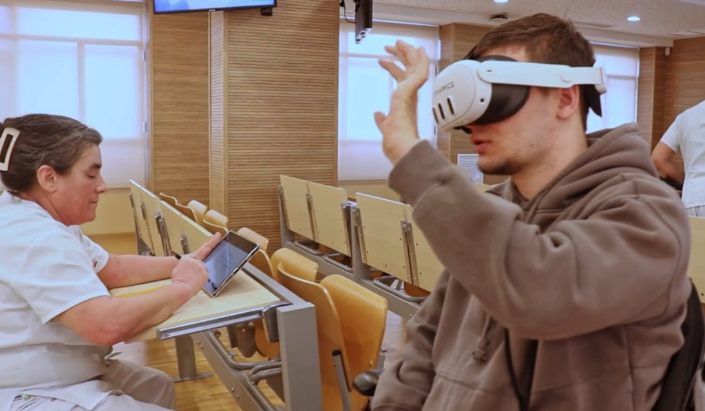 Paciente probando las gafas - Innovacion tecnologica