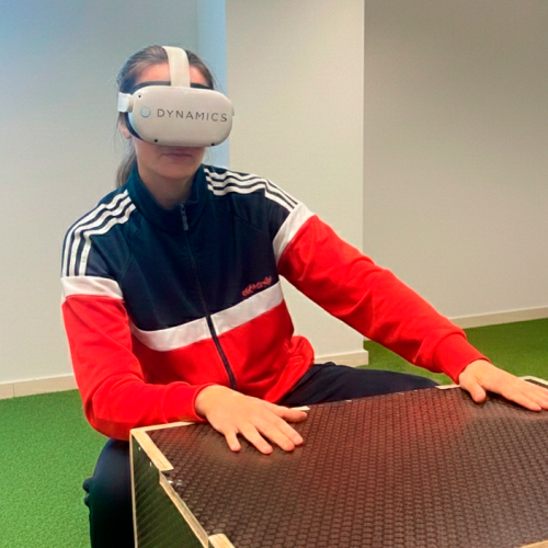 Paciente usando tecnologia inmersiva para neuro